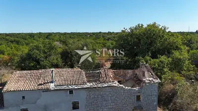 Istria, Vodnjan, Semi-detached old house on mixed-use land with potential - 12