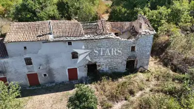 Istria, Vodnjan, Semi-detached old house on mixed-use land with potential - 11