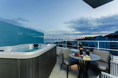 Do sezone, Žnjan Split luksuzan stan jacuzzi