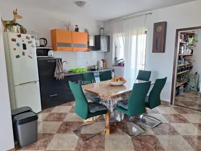 Kuća 330 m², Valmade, Pula - poslovno-stambena