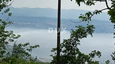 LOVRAN, DOBREĆ- Zemljište 1415 m² s građevinskom dozvolom i prekrasnim