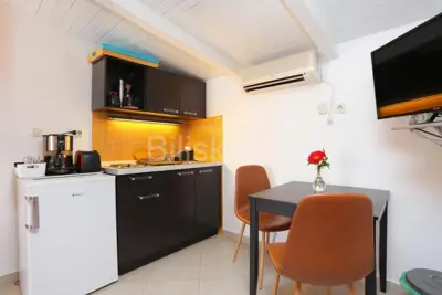 Trogir, Čiovo, kamena kuća s 3 apartmana, prodaja - 15