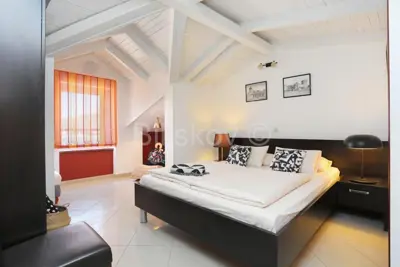 Trogir, Čiovo, kamena kuća s 3 apartmana, prodaja - 10