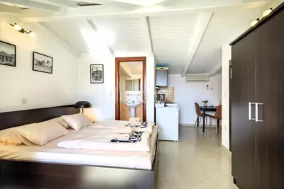 Trogir, Čiovo, kamena kuća s 3 apartmana, prodaja - 3
