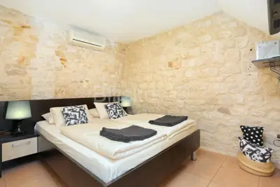 Trogir, Čiovo, kamena kuća s 3 apartmana, prodaja - 12