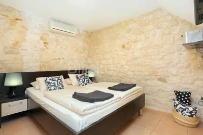 Trogir, Čiovo, kamena kuća s 3 apartmana, prodaja - 12