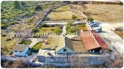 Kuća, Brač, 130 m², 398 000 € - 3