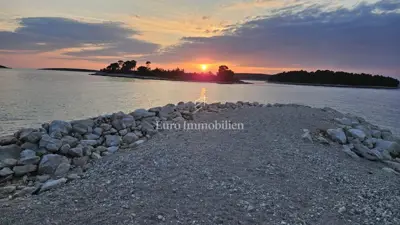 Building plot 2,624 m², Maslinica - by the road and close to the sea - 2
