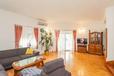 House for sale in Veli vrh, 160 m² - 22