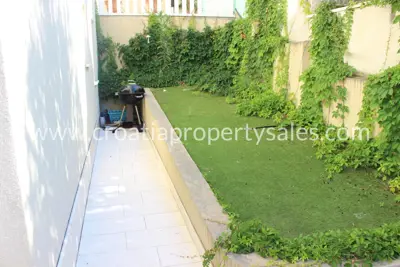 Wohnung 58 m², Omiš - Balkon 14 m² und Parkplatz - 3