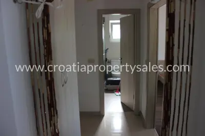 Wohnung 58 m², Omiš - Balkon 14 m² und Parkplatz - 11