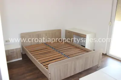 Wohnung 58 m², Omiš - Balkon 14 m² und Parkplatz - 5