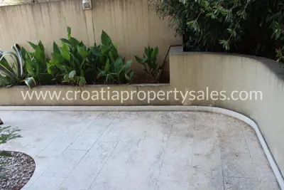 Wohnung 58 m², Omiš - Balkon 14 m² und Parkplatz - 12