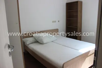 Wohnung 58 m², Omiš - Balkon 14 m² und Parkplatz - 9