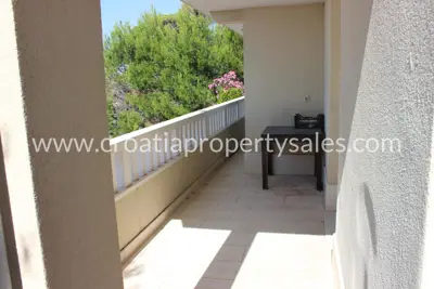 Wohnung 58 m², Omiš - Balkon 14 m² und Parkplatz - 6