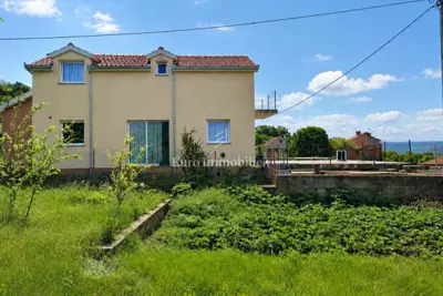 Samostojeća kuća s dva stana i okućnicom, Dugopollje - 10