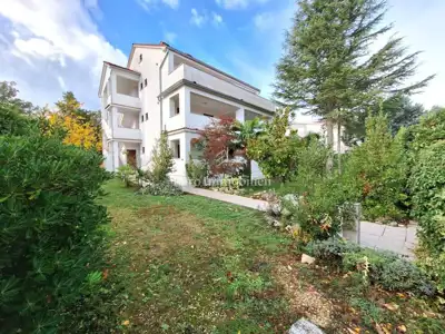 Kuća s tri stambene jedinice na traženoj lokaciji, Malinska