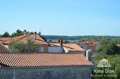 House 370 m², Medulin - five apartments and parking