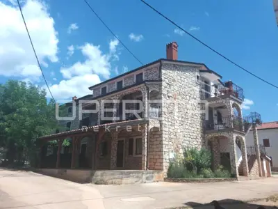 Kuća 330 m², Brtonigla - imanje s građevinskim zemljištem