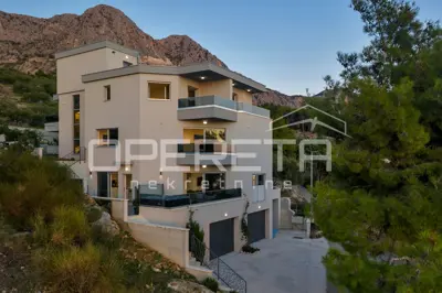 Haus zum Kauf in Podgora, 760 m²