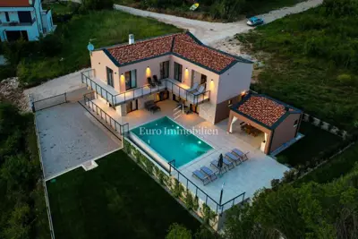Haus zum Kauf in Višnjan, 377 m²