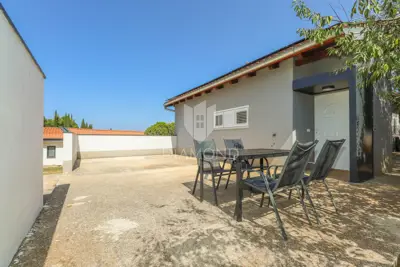 Rovinj surroundings, estate 1,600 m² with two houses and an auxiliary building - 4