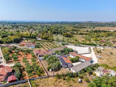 Rovinj okolica, imanje 1.600 m² s dvije kuće i pomoćnim objektom