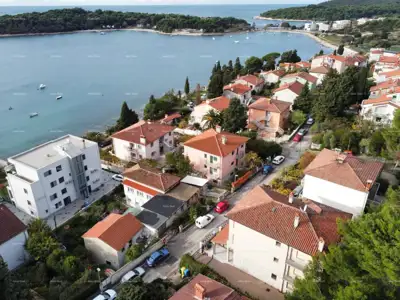 Pula. Zelenika! Freistehendes Haus! 50 Meter zum Strand! Meerblick!