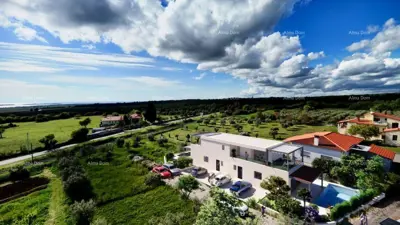 We are selling a beautiful duplex house with a pool and a view of the sea and Brijuni, in Galižana - 12