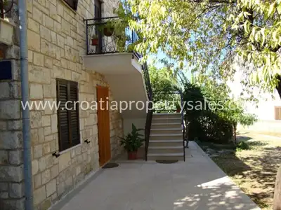 Kuća 694 m², Otok Brač - centar mjesta i blizina mora - 6
