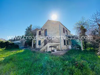 Kuća 694 m², Otok Brač - centar mjesta i blizina mora