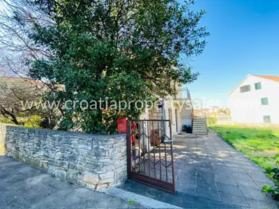 Kuća 694 m², Otok Brač - centar mjesta i blizina mora - 8
