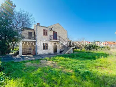 Kuća 694 m², Otok Brač - centar mjesta i blizina mora - 2