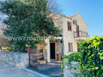 Kuća 694 m², Otok Brač - centar mjesta i blizina mora - 9