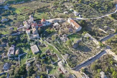 Vis, Komiža, kamena kuća s velikim zemljištem - 3