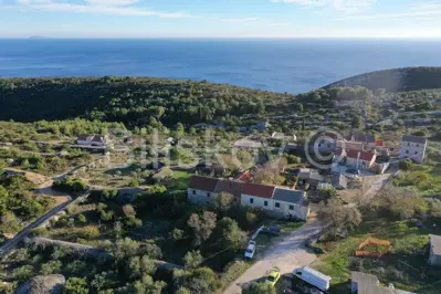 Vis, Komiža, kamena kuća s velikim zemljištem - 2
