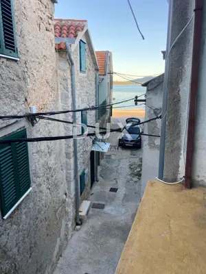 Haus 136 m², Pirovac - in der Nähe von Šibenik und große Terrasse
