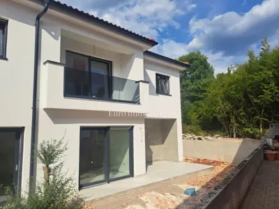 Kuća u Malinskoj, vrt 110 m² i djelomičan pogled na more