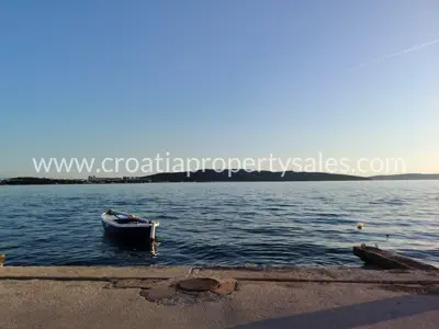 Kamena kuća u Kaštelima, 30 m od mora, stari grad