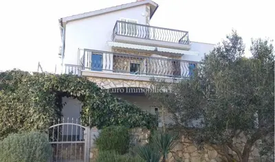 Šolta - kuća sa 7 apartmana