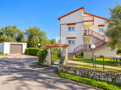 House 582 m², Poreč - 4 apartments and sea view - 2