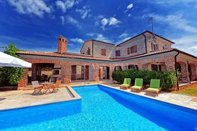 Vila 246 m², Sveti Lovreč - grijani bazen i okućnica 1.389 m²
