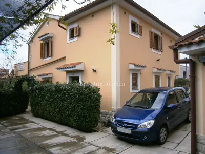Moderno opremljena kuća s velikom okućnicom - 3