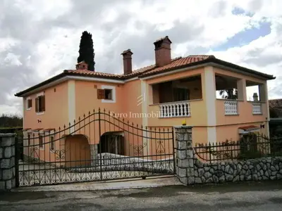 Moderno opremljena kuća s velikom okućnicom