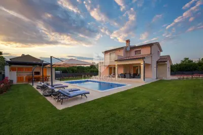 Vila 150 m², Labin - grijani bazen i ljetna kuhinja