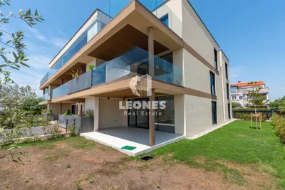 Stan 82 m², Novigrad, vrt i pogled na more