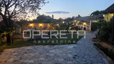 Kuća 133 m², Lozovac - dvorište 587 m² i jacuzzi - 2