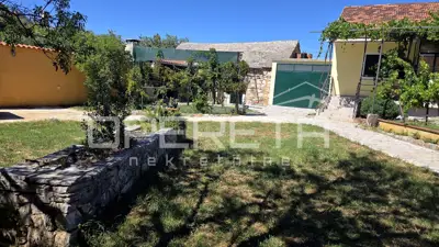 Kuća 133 m², Lozovac - dvorište 587 m² i jacuzzi - 18