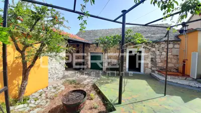 Kuća 133 m², Lozovac - dvorište 587 m² i jacuzzi - 14