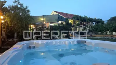 Kuća 133 m², Lozovac - dvorište 587 m² i jacuzzi